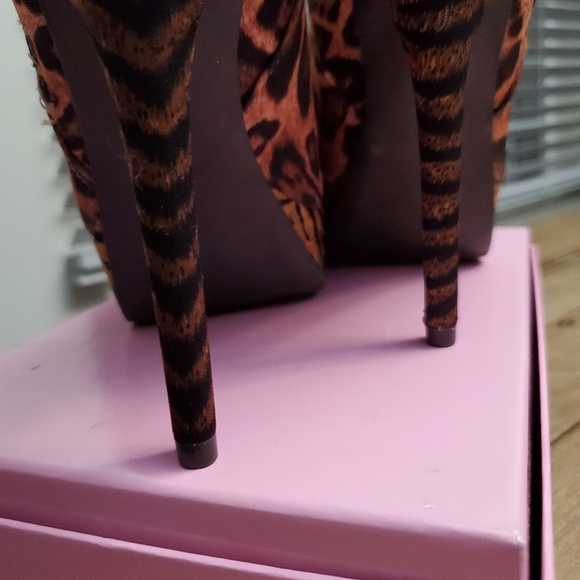 Material Girl Cheetah print booties - Picture 3 of 6
